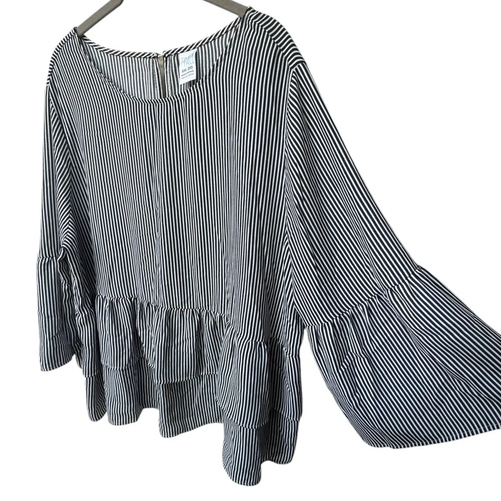 Time & Tru Navy & White Vertical Striped Top size 20 - Picture 5 of 7
